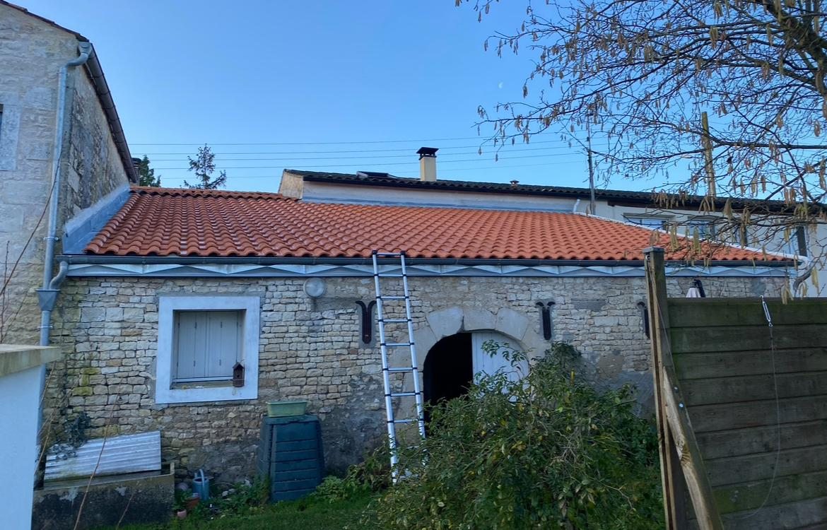Façade avec toiture en tuiles