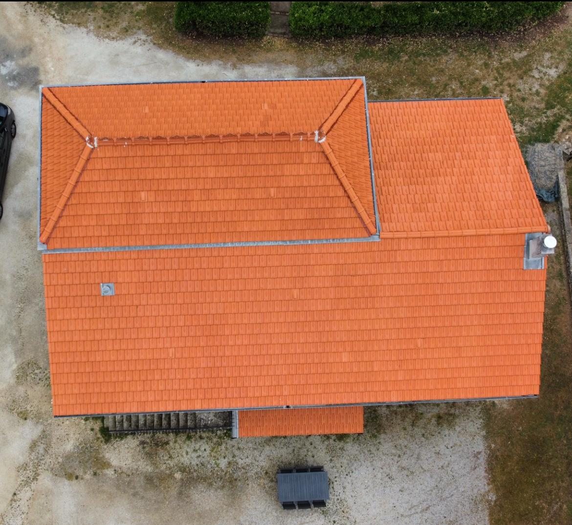 Vue haute d'une toiture en tuiles