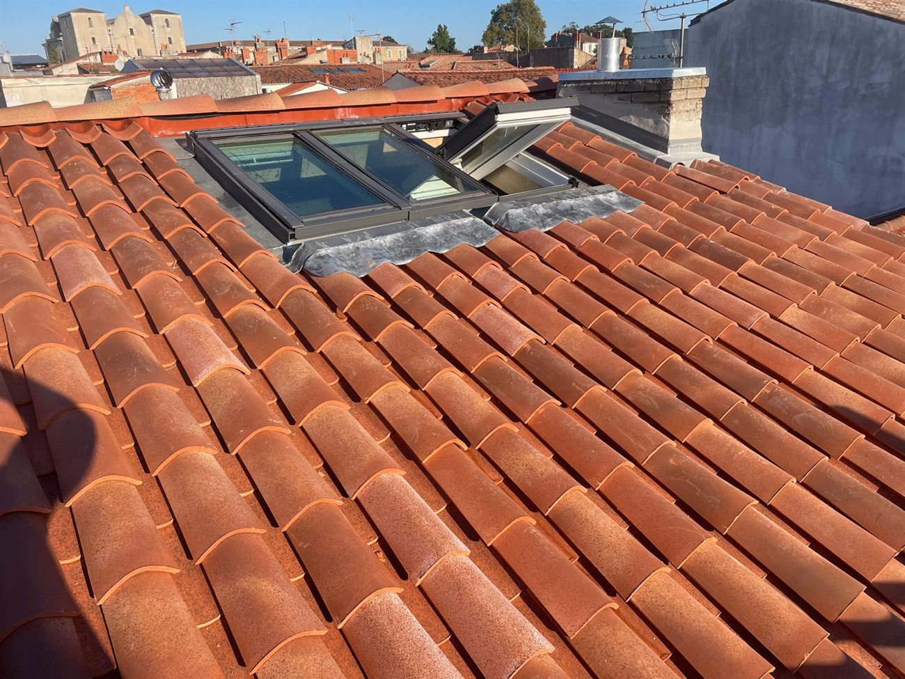 Fenêtre de toit et couverture en tuiles à La Rochelle