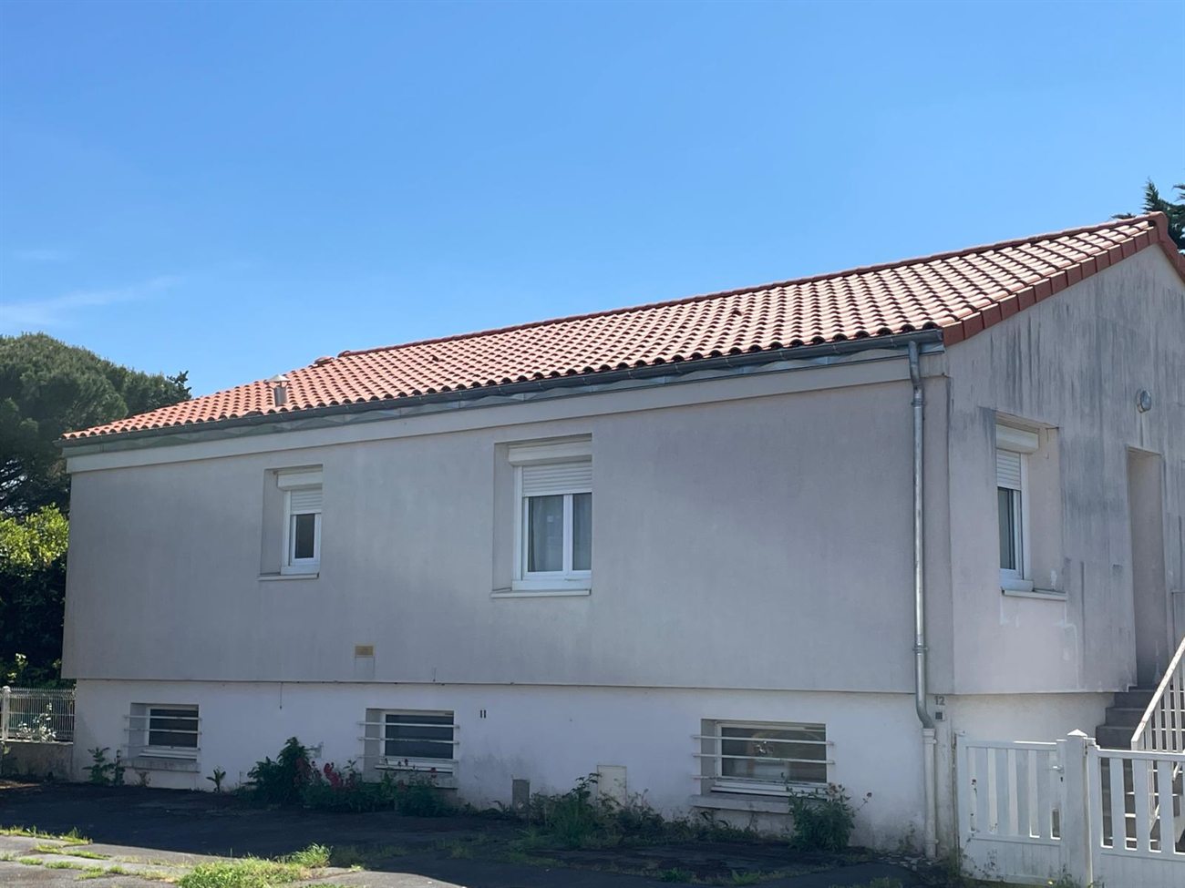 Maison avec toiture en tuiles après intervention