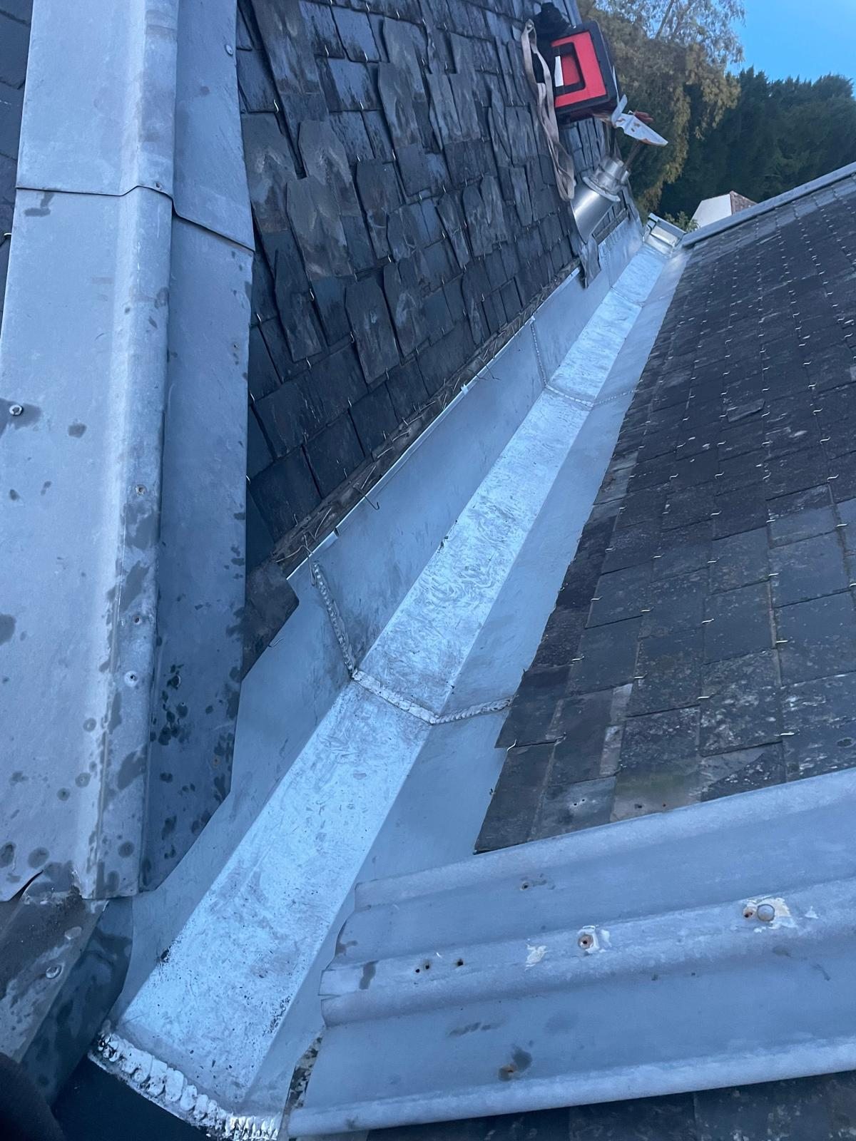 Chéneau zinc sur toiture ardoise