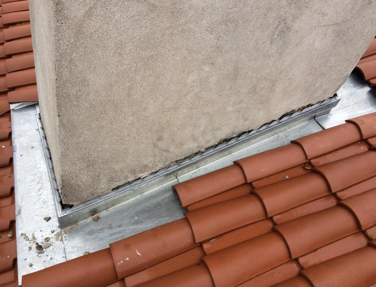 Solin zinc au pied d'un mur sur toiture en tuiles